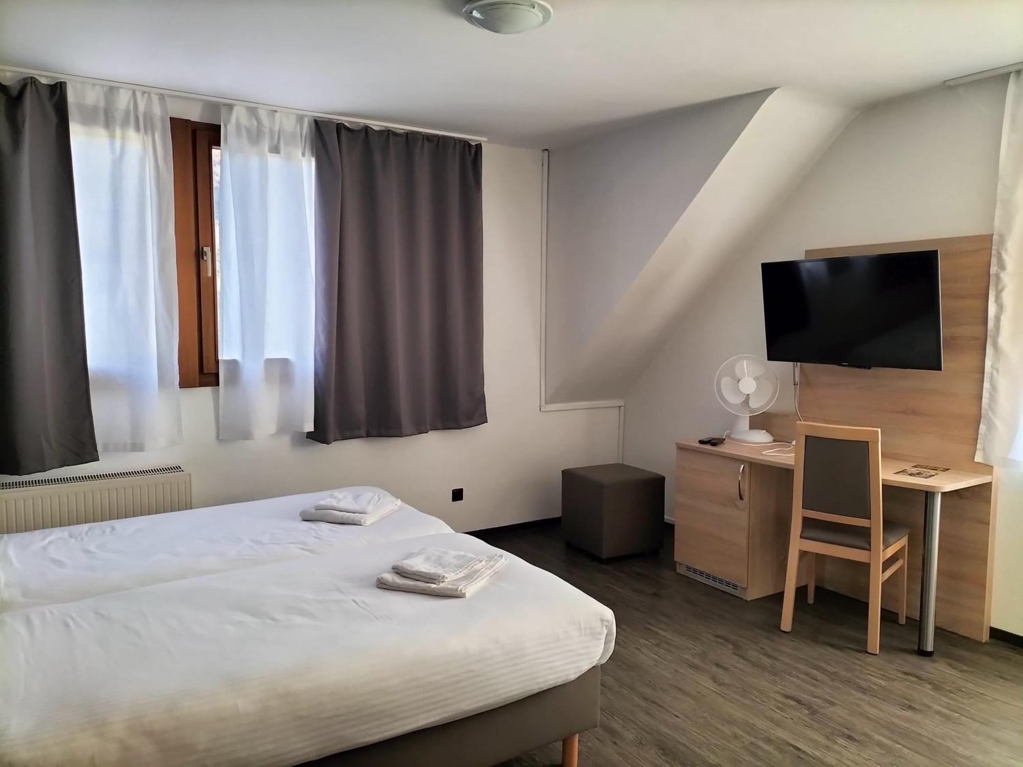 B3 Hotel Niederfell Oda fotoğraf